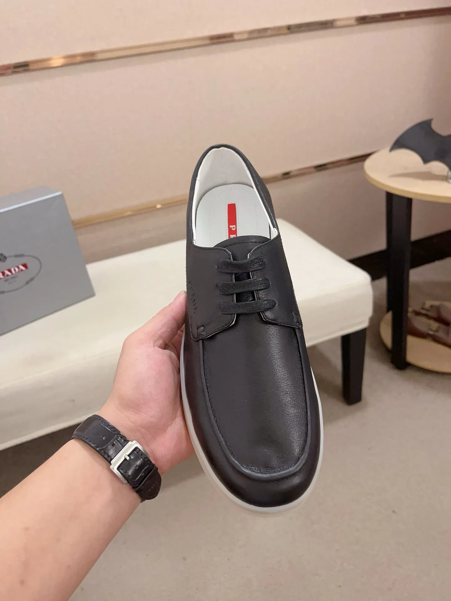Men's shoes 💰 540💰 ✔️✔️✔️Higher version High-quality new PRADA (Prada) counters are launched at the same time. The new men's shoes and 😘 fabrics are made of high-tech glue-making technology. Lining: Full cowhide lining. 👍🏿 High-end ☄️ air-cushion molded anti-slip rubber outsole, exquisite lines, simple and elegant, comfortable and high-end for leisure travel. Code number: 38 to 44 (45 can be customized and cannot be returned or exchanged)